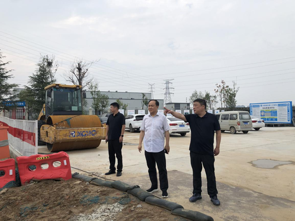 鄭州市建設(shè)投資集團(tuán)有限公司黨委委員、副總經(jīng)理張巖到侯寨新鎮(zhèn)區(qū)安置區(qū)調(diào)研項目建設(shè)工作